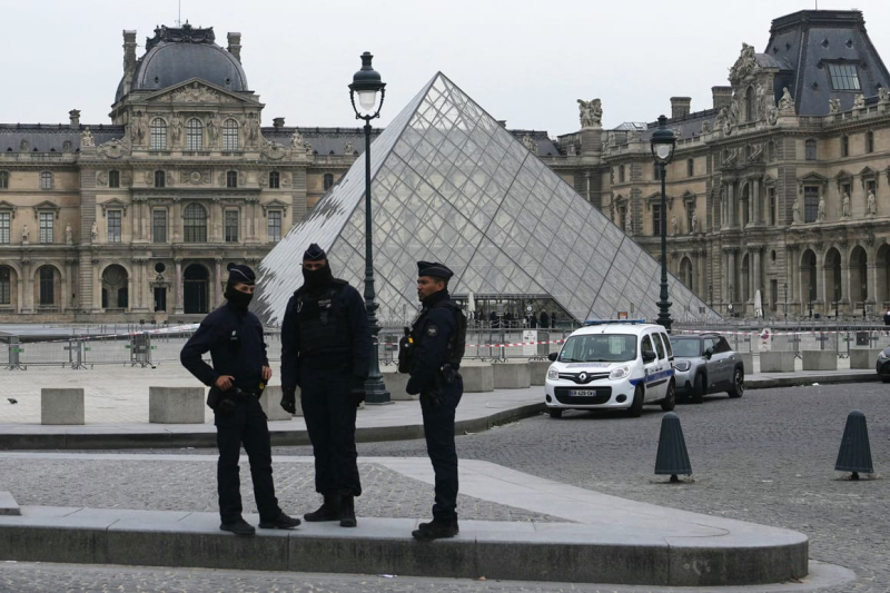 france-makes-arrests-in-brazen-louvre-jewel-heist-0bdc726.jpg
