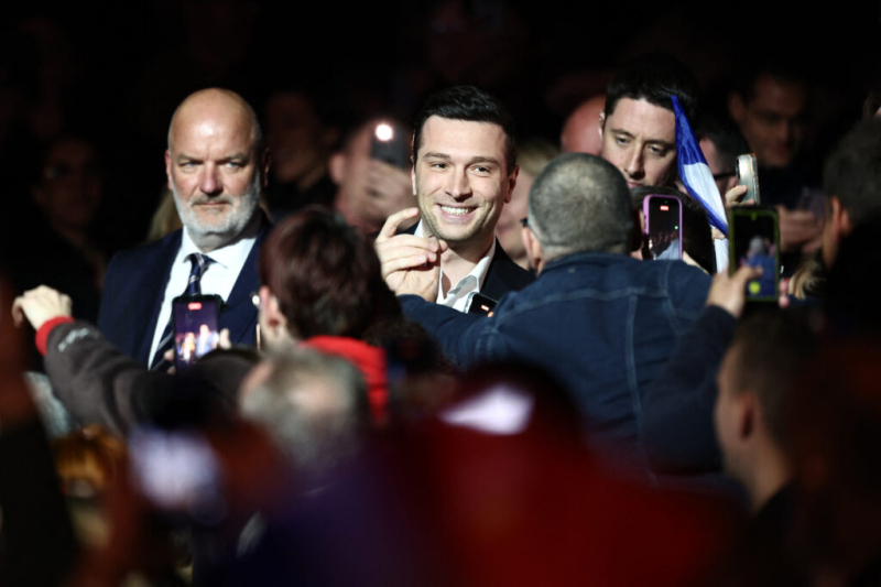 Feuding French Socialists leave presidential prospects in disarray