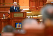Romanian socialists and far right topple government