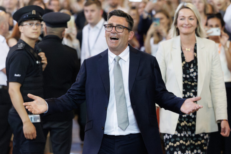 Jenrick: “Burnham is Keir Starmer in a dodgy polo shirt”
